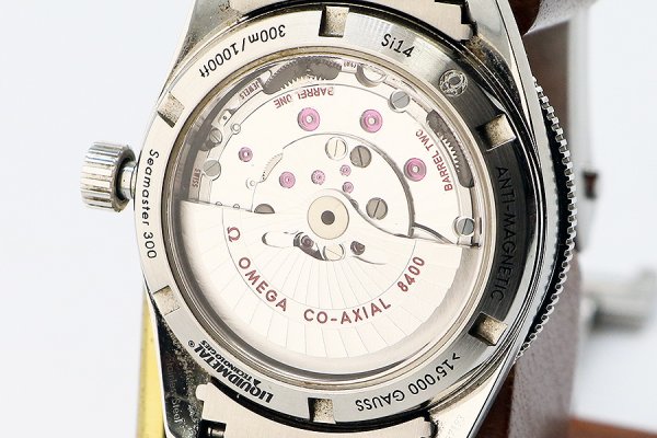 オメガ　シーマスター　コーアクシャル　２３３．３０．４１　黒文字盤　裏面拡大