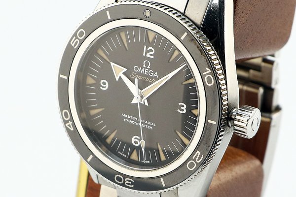 オメガ　シーマスター　コーアクシャル　２３３．３０．４１　黒文字盤　サイド拡大