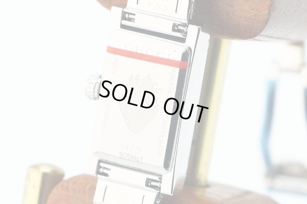 グッチ　Ｇフレーム　レクタンギュラー　ＹＡ１４７．５　トリコロール文字盤　裏面拡大