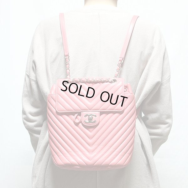 シャネル シェブロン Vステッチ チェーンリュック A91121 ピンク　背負ったイメージ