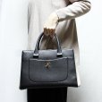 シャネル ネオエグゼクティブ 2WAYトートバック A69930 ブラック／アイボリー／GP金具 　持ったイメージ