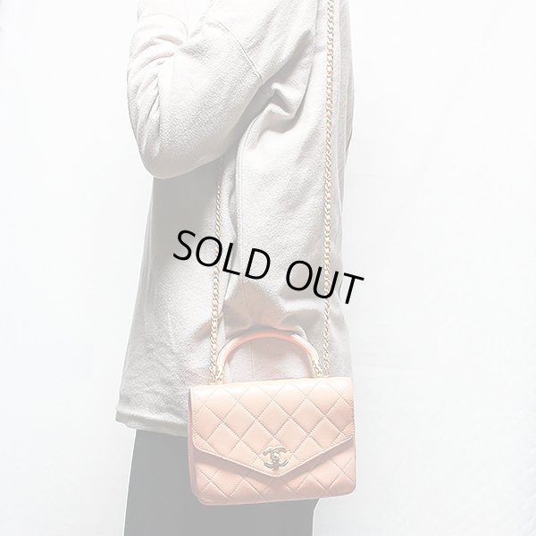 シャネル マトラッセ トップハンドル2WAYショルダーバック コーラルオレンジ　掛けたイメージ