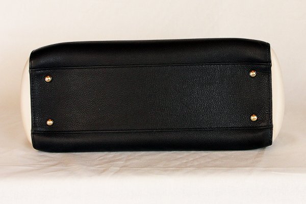 シャネル ネオエグゼクティブ 2WAYトートバック A69930 ブラック/アイボリー/GP金具  底