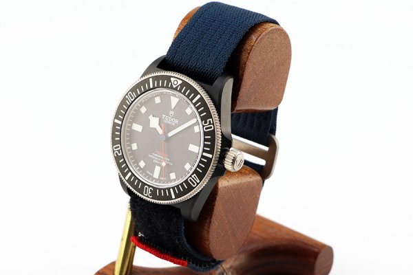 チューダー　ペラゴスＦＸＤ　２５７０７ＫＮ　紺文字盤　レッドブルレーシング限定　サイド