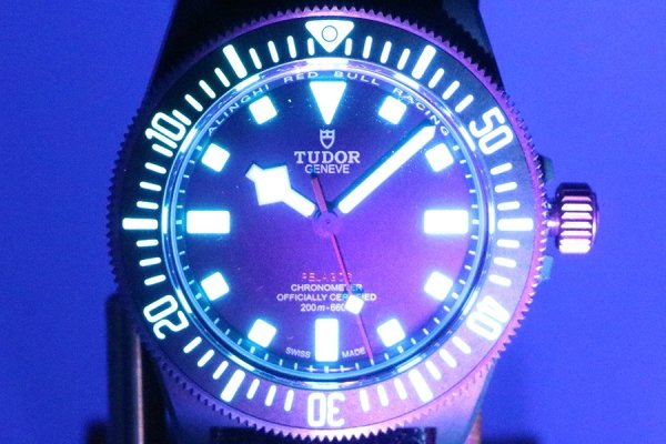 チューダー　ペラゴスＦＸＤ　２５７０７ＫＮ　紺文字盤　レッドブルレーシング限定　ライト