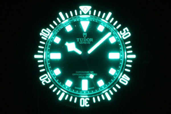 チューダー　ペラゴスＦＸＤ　２５７０７ＫＮ　紺文字盤　レッドブルレーシング限定　ライト暗闇