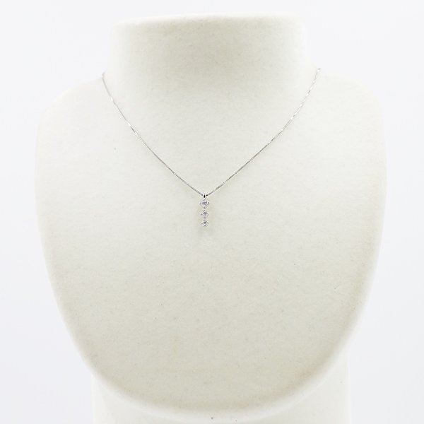 タサキ　K18WG ダイアイリペンダントネックレス 0.19ct 2.50g　装着イメージ