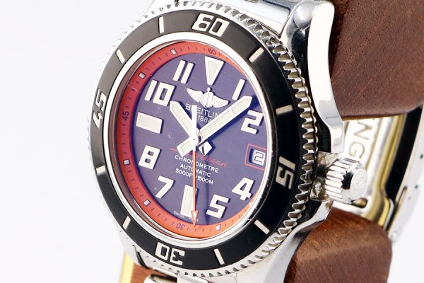ブライトリング　スーパーオーシャン４２　Ａ１７３６４　黒文字盤　オレンジリング　サイド拡大