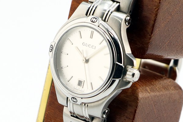 グッチ　ＧＱ９４００Ｌ　銀文字盤　サイド拡大