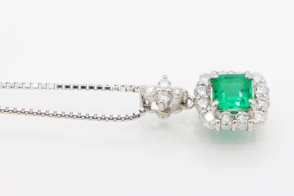 K18WG/PT900 エメラルドダイアイリペンダントネックレス 0.95ct 0.66ct 6.40g　サイド