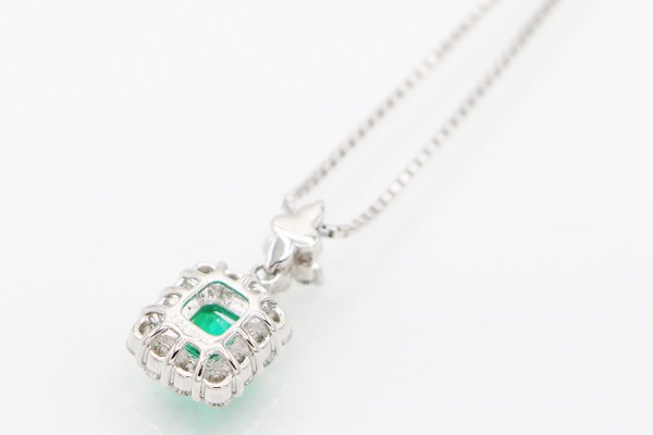 K18WG/PT900 エメラルドダイアイリペンダントネックレス 0.95ct 0.66ct 6.40g　裏面