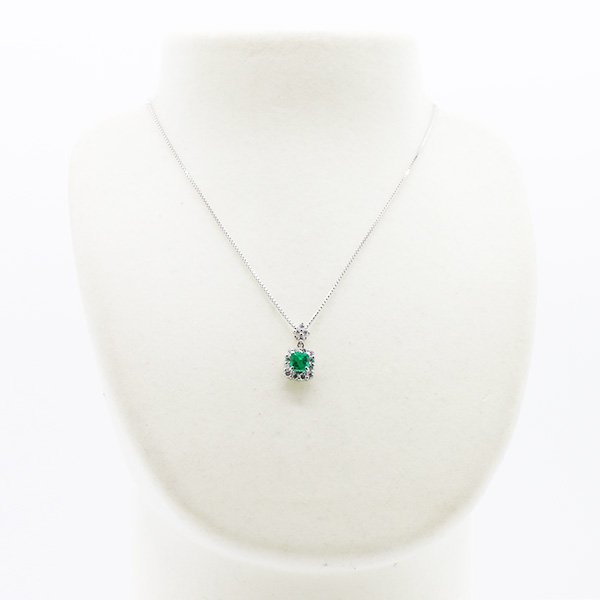 K18WG/PT900 エメラルドダイアイリペンダントネックレス 0.95ct 0.66ct 6.40g　装着イメージ