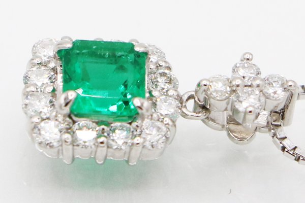 K18WG/PT900 エメラルドダイアイリペンダントネックレス 0.95ct 0.66ct 6.40g　拡大