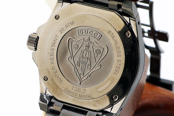 グッチ　ダイブ２００ｍ　１３６．２　黒文字盤　裏面拡大