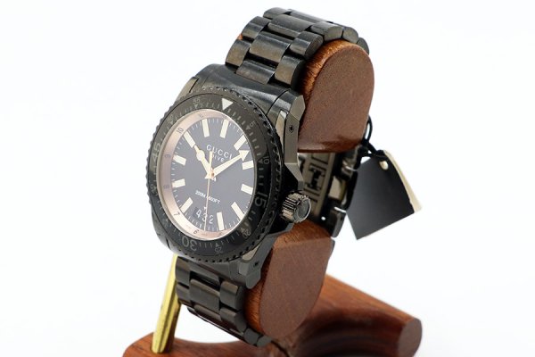 グッチ　ダイブ２００ｍ　１３６．２　黒文字盤　サイド