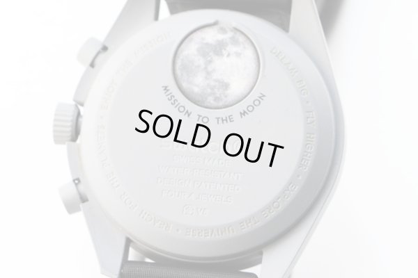 スウォッチ＊オメガコラボ　スピードマスター　ミッションｔｏムーン　Ｓ０３３Ｍ１００　黒文字盤　裏面拡大