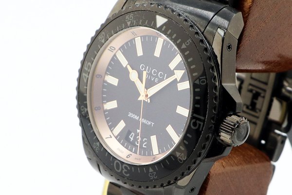 グッチ　ダイブ２００ｍ　１３６．２　黒文字盤　サイド拡大