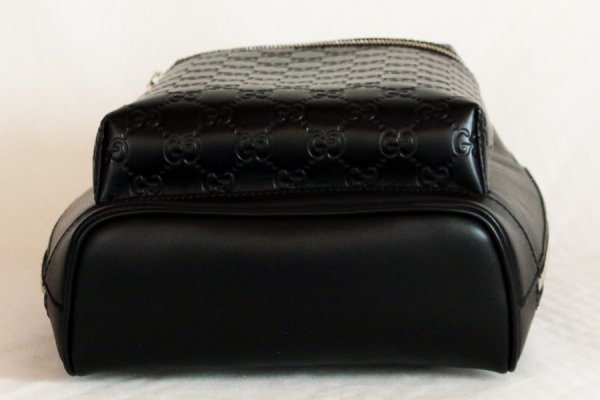 グッチ　グッチシマ クロスボディバック 450970 493492 ブラック　底