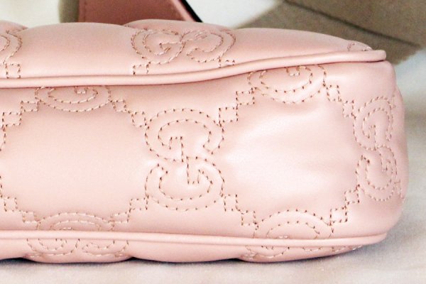 グッチ　GGマトラッセショルダーバック 735049 493075 ピンク　底拡大