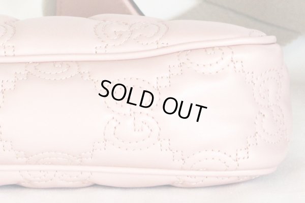 グッチ　GGマトラッセショルダーバック 735049 493075 ピンク　底拡大