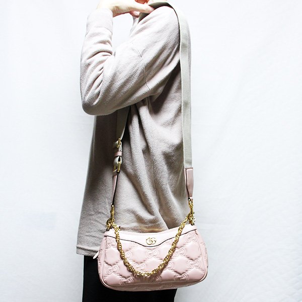 グッチ　GGマトラッセショルダーバック 735049 493075 ピンク　掛けたイメージ