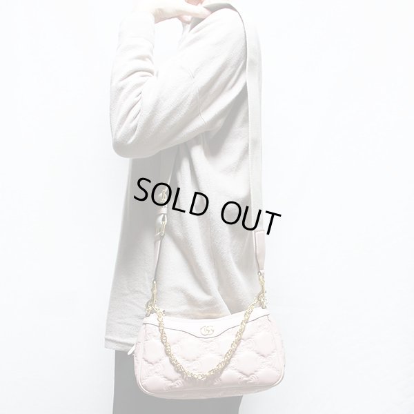 グッチ　GGマトラッセショルダーバック 735049 493075 ピンク　掛けたイメージ