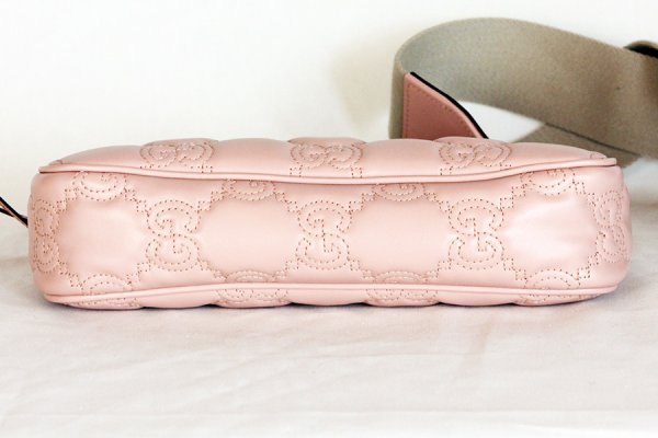 グッチ　GGマトラッセショルダーバック 735049 493075 ピンク　底