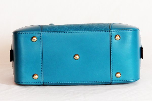 グッチ　ブライトディアマンテ 2WAYハンドバック 354224 520981 ブルー　底