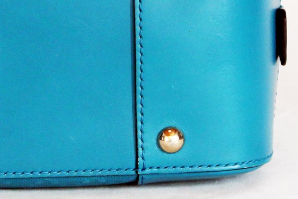 グッチ　ブライトディアマンテ 2WAYハンドバック 354224 520981 ブルー　底拡大