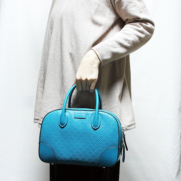 グッチ　ブライトディアマンテ 2WAYハンドバック 354224 520981 ブルー　持ったイメージ