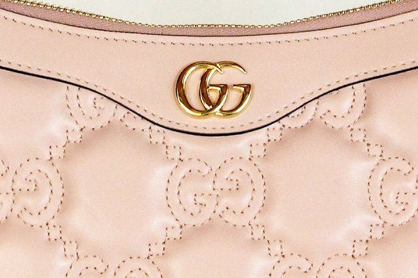 グッチ　GGマトラッセショルダーバック 735049 493075 ピンク　表面拡大