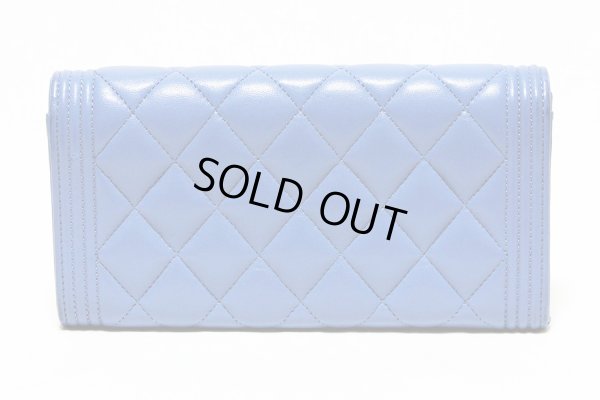 シャネル　ボーイシャネル ニツ折長財布 A80286 ブルー　裏面
