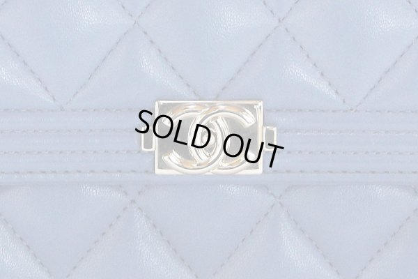 シャネル　ボーイシャネル ニツ折長財布 A80286 ブルー　表面拡大