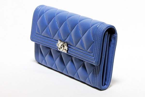 シャネル　ボーイシャネル ニツ折長財布 A80286 ブルー　サイド