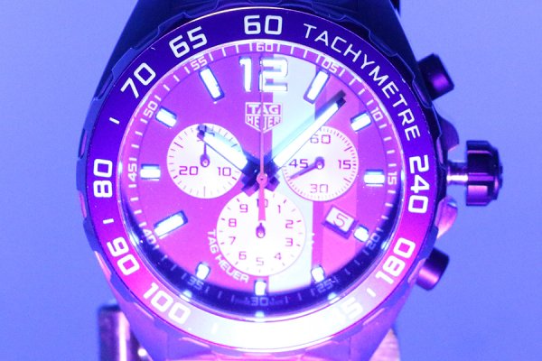 タグホイヤー　フォーミュラー１　クロノグラフ　ＣＡＺ１０１Ｎ　青ストライプ文字盤　ライト