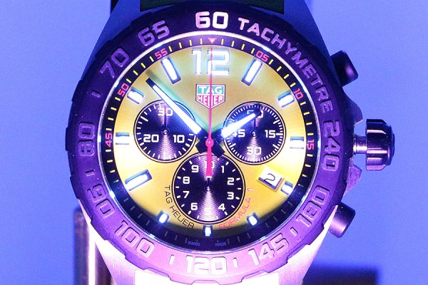 タグホイヤー　フォーミュラー１　クロノグラフ　ＣＡＺ１０１ＡＭ　黄色文字盤　ライト