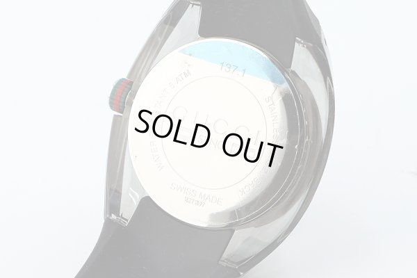 グッチ　ＳＹＮＣ（シンク）　ＹＡ１３７．１　銀文字盤　裏面拡大