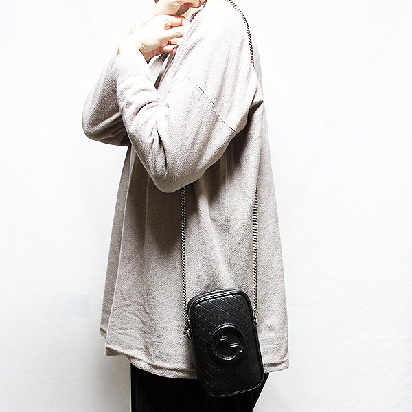 グッチ ブロンディ チェーンショルダーバック 760315 0416 ブラック 掛けたイメージ