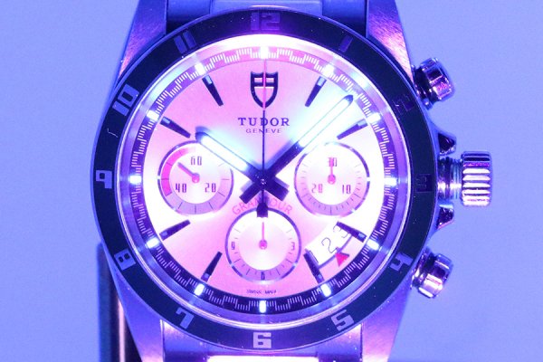 チューダー　２０５３０Ｎ　グランツアー　クロノグラフ　銀文字盤　ライト