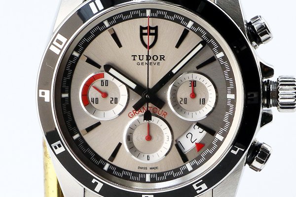 チューダー　２０５３０Ｎ　グランツアー　クロノグラフ　銀文字盤　表面拡大