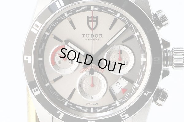 チューダー　２０５３０Ｎ　グランツアー　クロノグラフ　銀文字盤　表面拡大