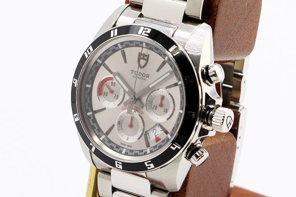 チューダー　２０５３０Ｎ　グランツアー　クロノグラフ　銀文字盤　サイド拡大