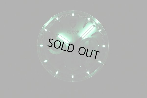 チューダー　２０５３０Ｎ　グランツアー　クロノグラフ　銀文字盤　ライト暗闇