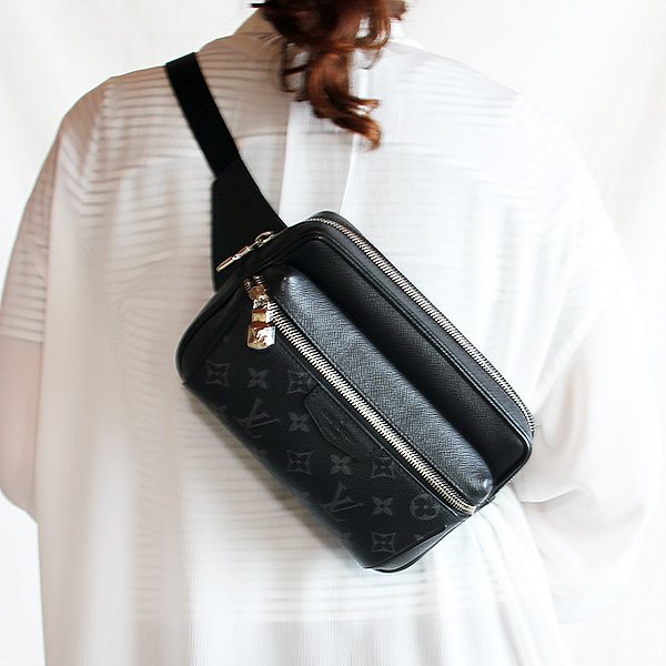 ルイ・ヴィトン　バムバッグ・アウトドア M30245　掛けたイメージ