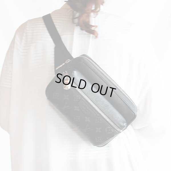 ルイ・ヴィトン　バムバッグ・アウトドア M30245　掛けたイメージ