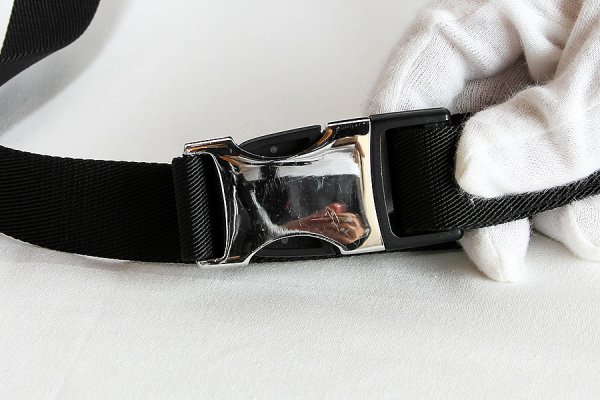 ルイ・ヴィトン　バムバッグ・アウトドア M30245　バックルに小傷