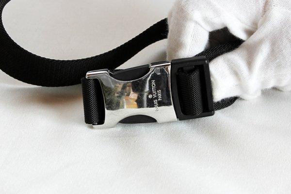 ルイ・ヴィトン　バムバッグ・アウトドア M30245　バックルに小傷