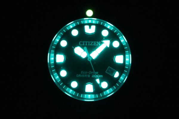 シチズン　プロマスター　ダイバー２００ｍ　ＢＮ０１５６－０５Ｅ　黒文字盤　ライト暗闇