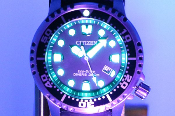 シチズン　プロマスター　ダイバー２００ｍ　ＢＮ０１５６－０５Ｅ　黒文字盤　ライト