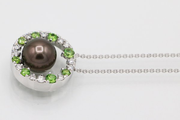 ミキモト　K18WG ブラックパールデマントイドガーネットダイアイリペンダントネックレス 9.30mm 9.60g　サイド